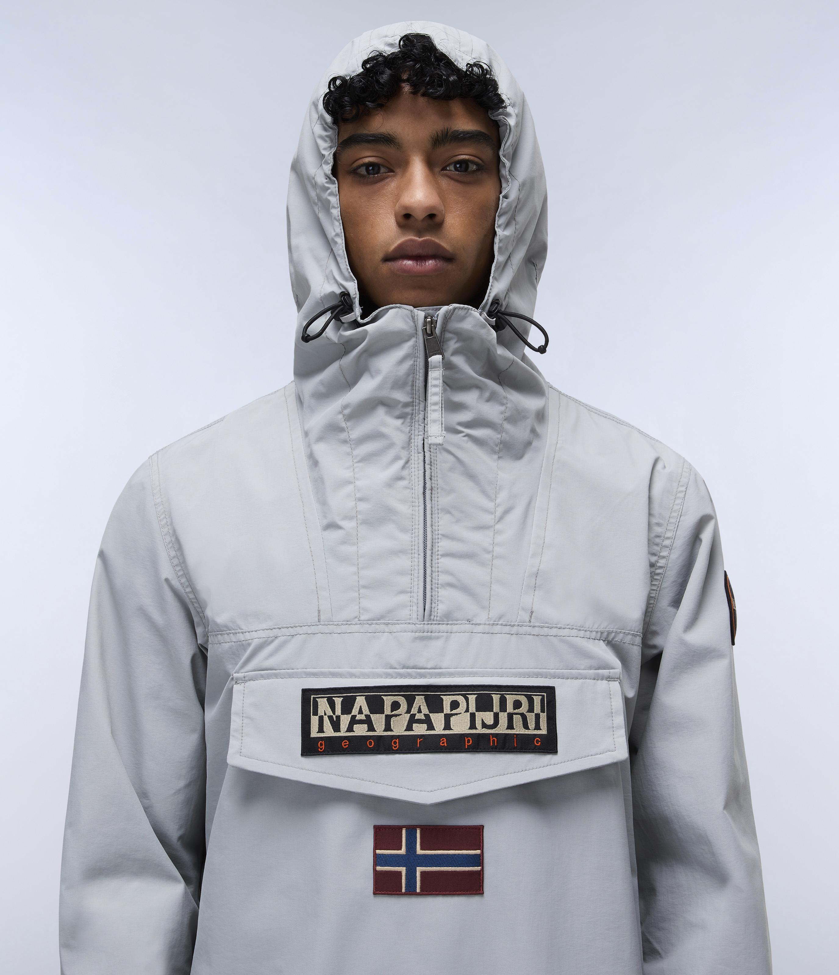 NAPAPIJRIナパピリマウンテンパーカー　ブラック墨黒グレーM NAPAPIJRI グレー マウンテンパーカー NAPAPIJRIナパピリ