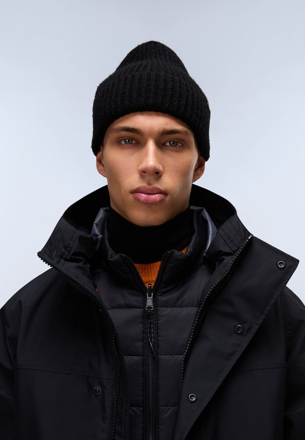 CAPPELLO CON PONPON NAPAPIJRI SEMIURY 5 CAPPELLO CON PONPON NAPAPIJRI SEMIURY 5